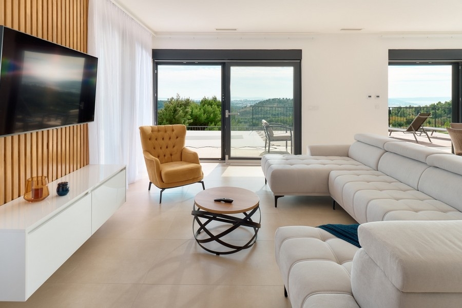 Nyitott nappali padlótól a mennyezetig érő ablakokkal és kijárattal a teraszra