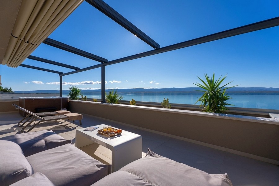 Tágas terasz nappalival és panorámás kilátással a tengerre