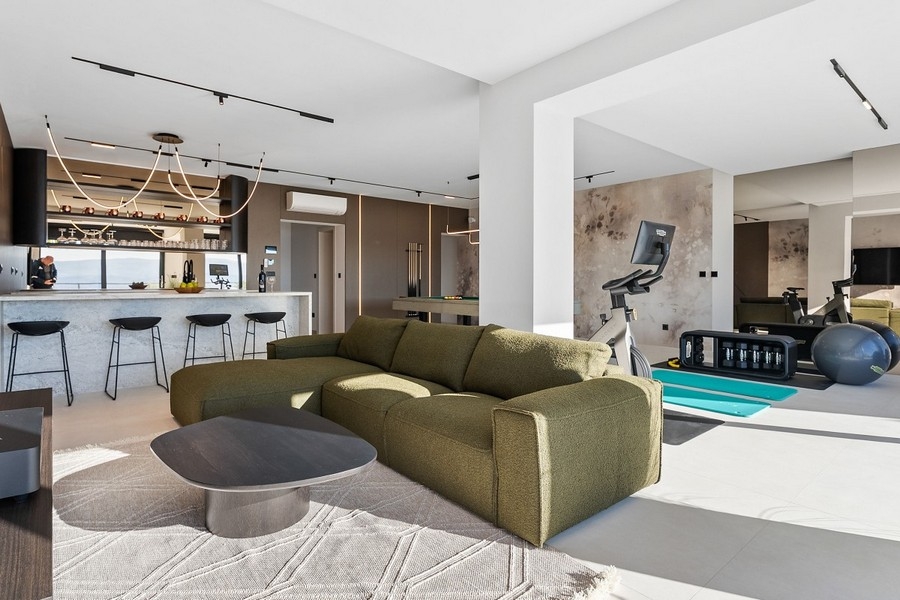 Nyitott nappali és fitneszterem bárral és biliárdasztallal