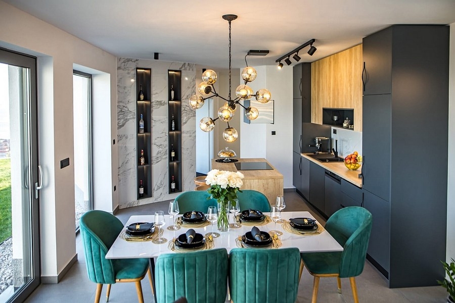 Dizájner lámpás étkezősarok és nyitott konyha