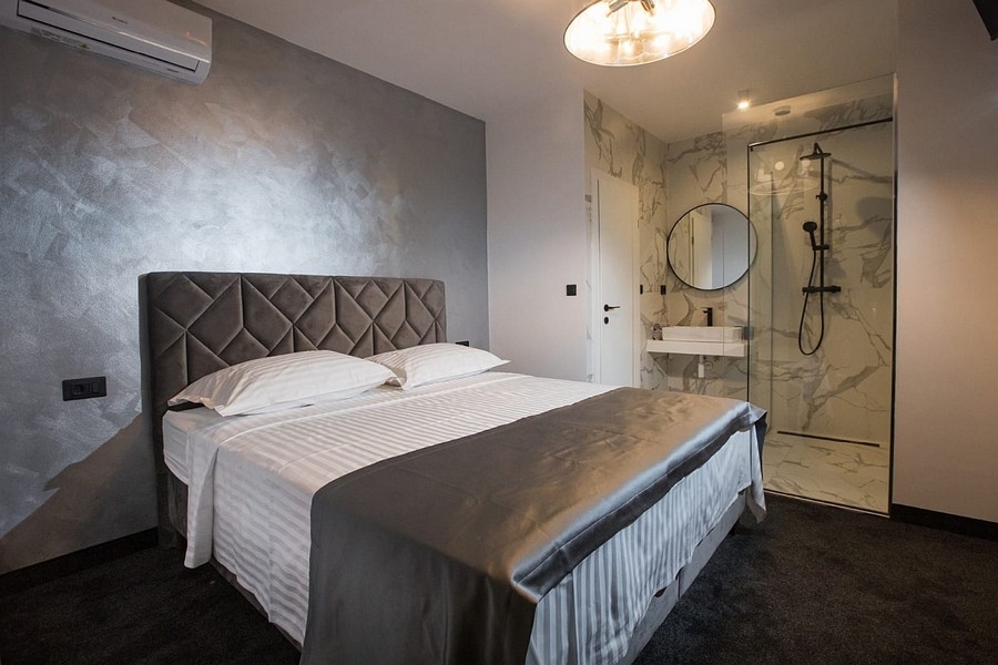 Hálószoba franciaággyal és nyitott fürdőszobával