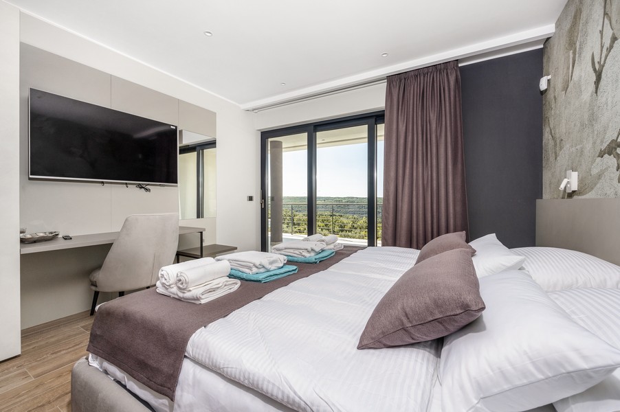 Hálószoba kijárattal a teraszra és távoli kilátással