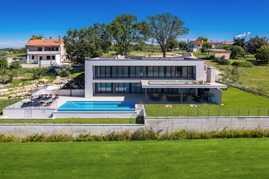 Modern villa világos építészettel és tágas terekkel