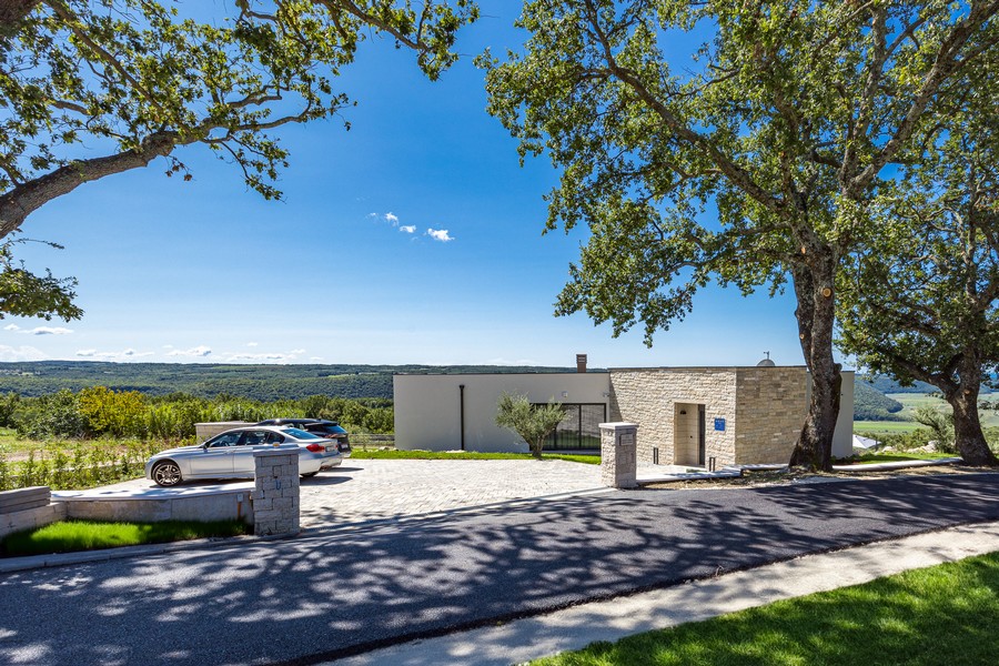 Bejárat parkolóhellyel és természetes kő homlokzattal, csendes helyen