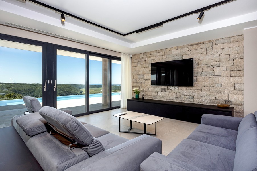 Nappali panorámás ablakokkal, kilátással a zöldre