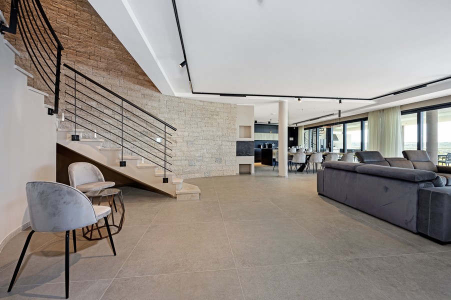 Nyitott nappali lépcsővel és minőségi bútorokkal