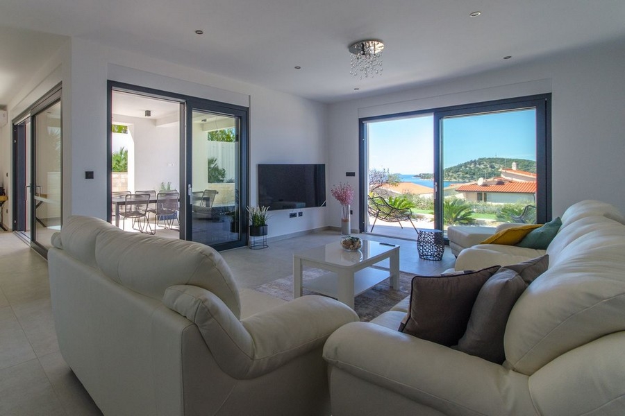 Világos nappali nagy üvegfelülettel és kilátással a tengerre