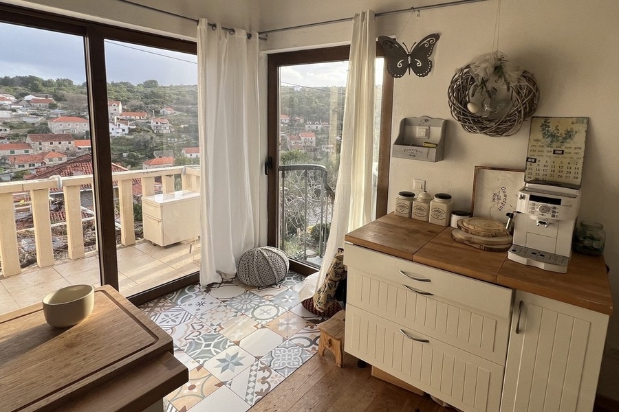 Konyha a padlótól a mennyezetig érő ablakokkal és kijárattal az erkélyre