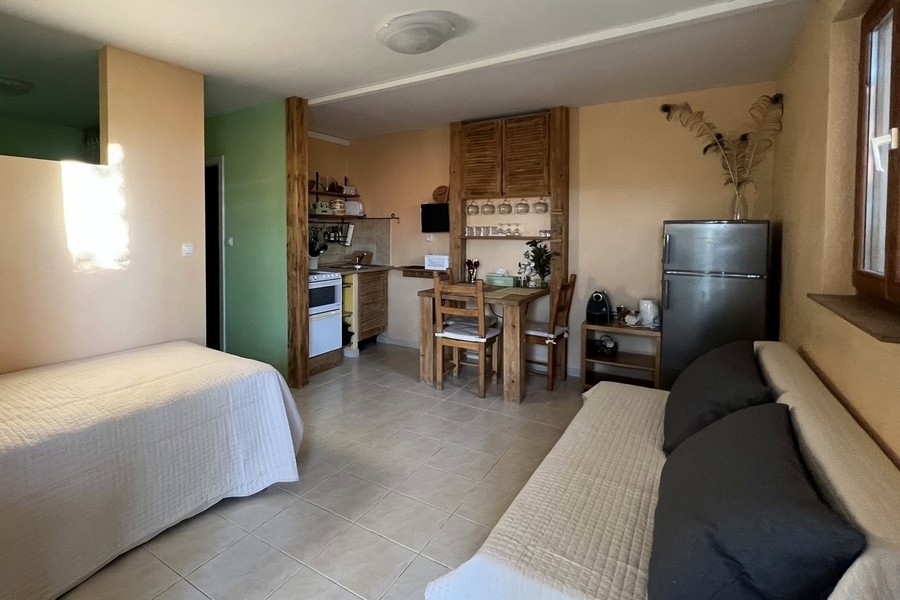 Stúdió konyhasarokkal és hálórésszel