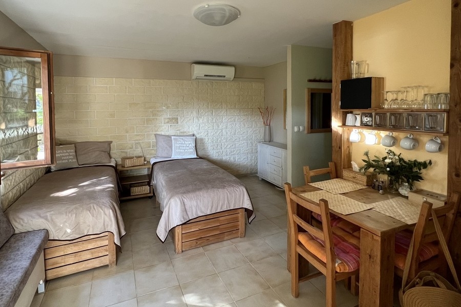 Hálószoba két egyszemélyes ággyal és kis étkezővel