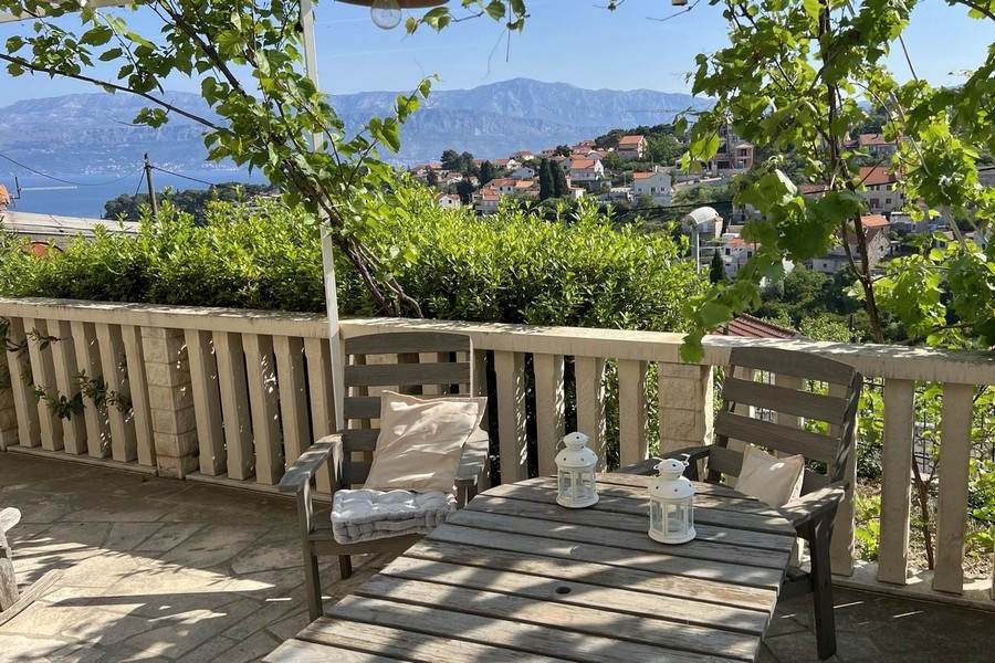 Terasz ülősarokkal és tengerre néző kilátással