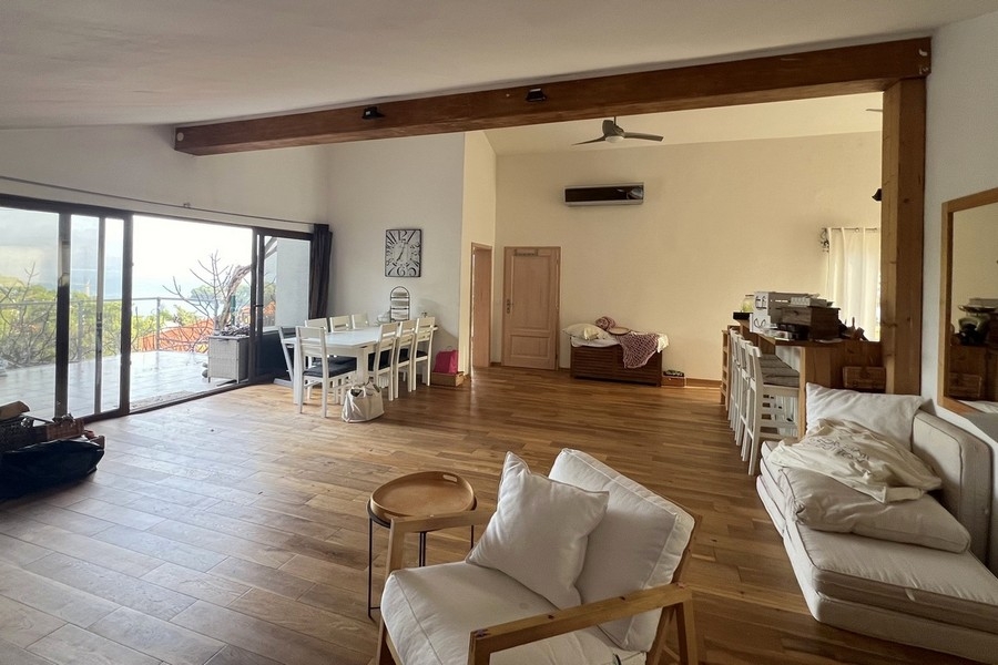 Tágas nappali, terasszal és tengerre néző kilátással