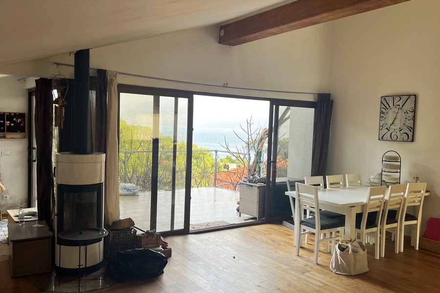 Étkezősarok közvetlen kijárattal a teraszra