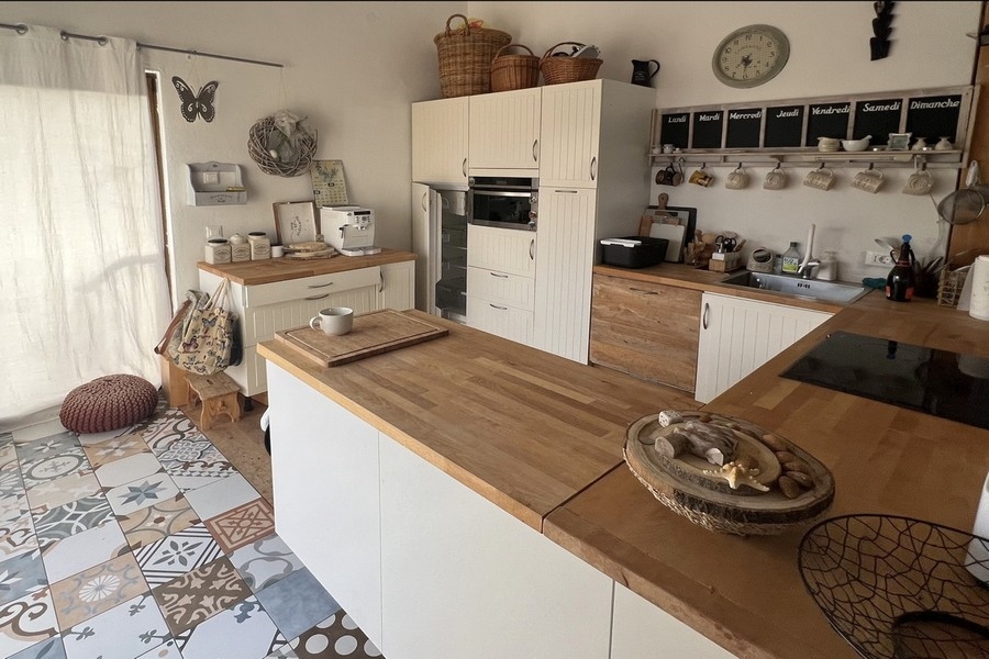 Modern konyha főzőszigettel és fa munkalappal