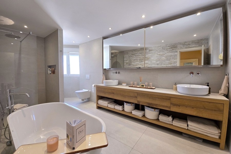 Fürdőszoba szabadon álló káddal és dupla mosdóval