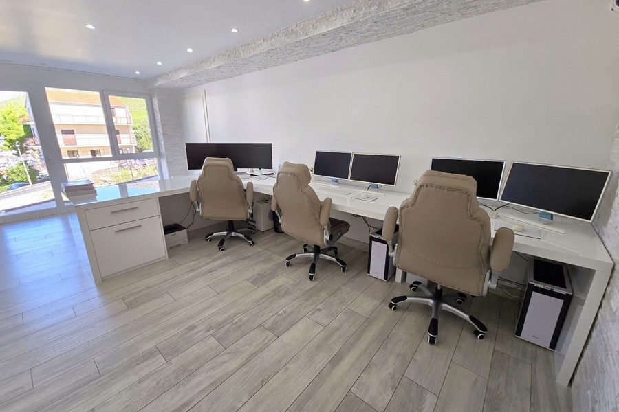 Iroda több munkaállomással és nagy ablakkal