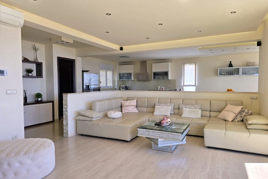 Nappali nyitott konyhával és modern kialakítással