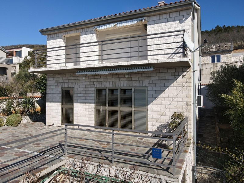 Ház homlokzata erkéllyel és terasszal