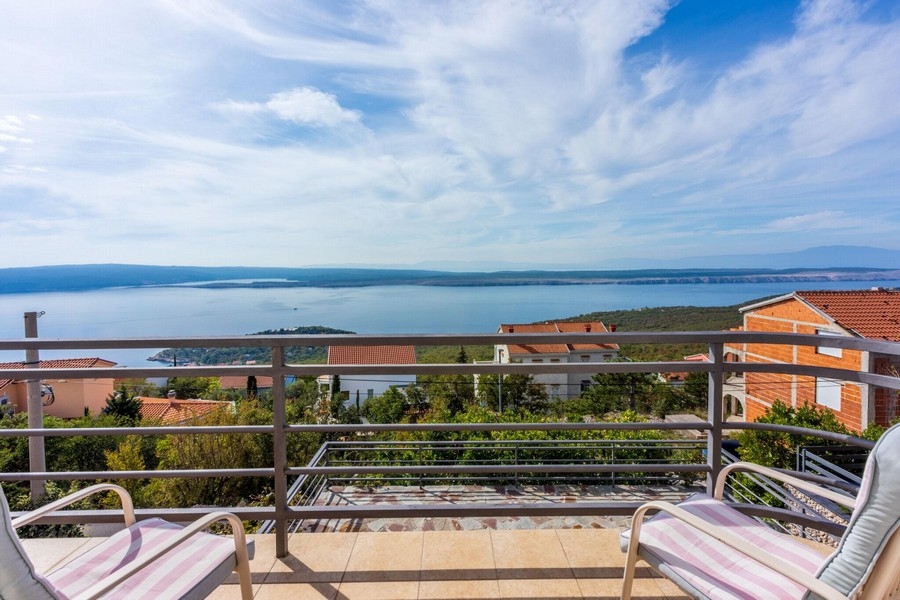 Tengerre néző kilátás a horvátországi Crikvenica közelében lévő H3821 ház teraszáról.