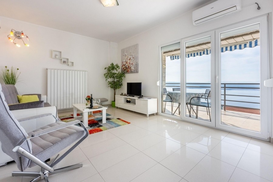 Nappali erkéllyel és kilátással a tengerre