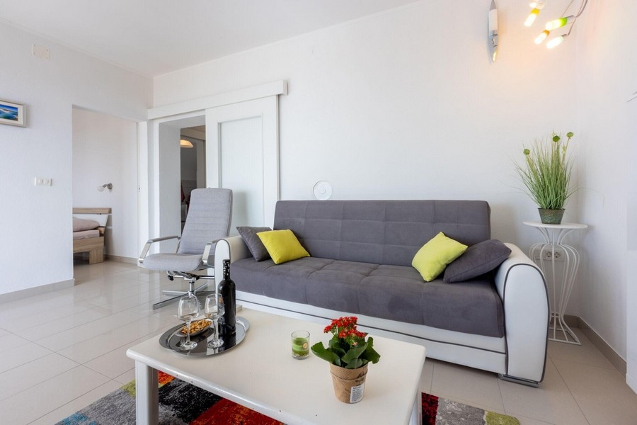 Nappali kanapéval és nyílt hozzáféréssel a hálószobához