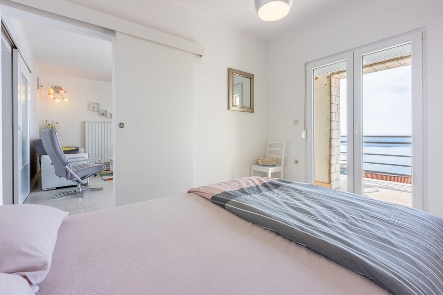 Hálószoba erkéllyel és kilátással a tengerre