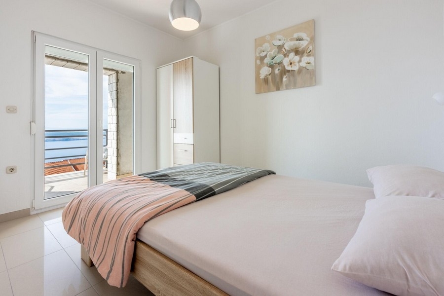 Hálószoba franciaággyal és kijárattal az erkélyre