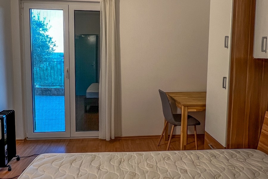 Erkélyes hálószoba és íróasztal