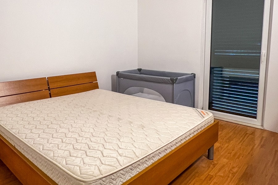 Hálószoba franciaággyal és kijárattal az erkélyre