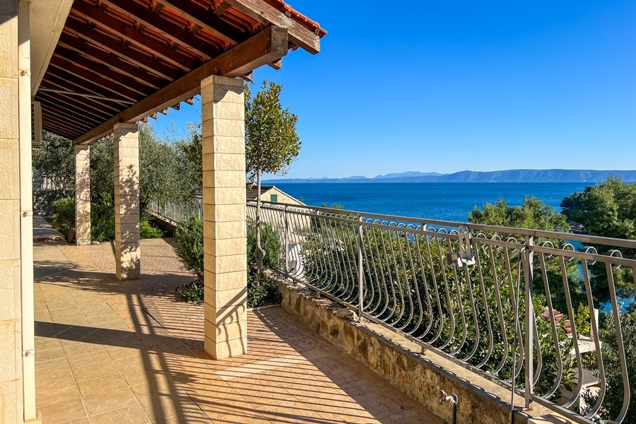 A H3823-as ház terasza Brac szigetén eladó.