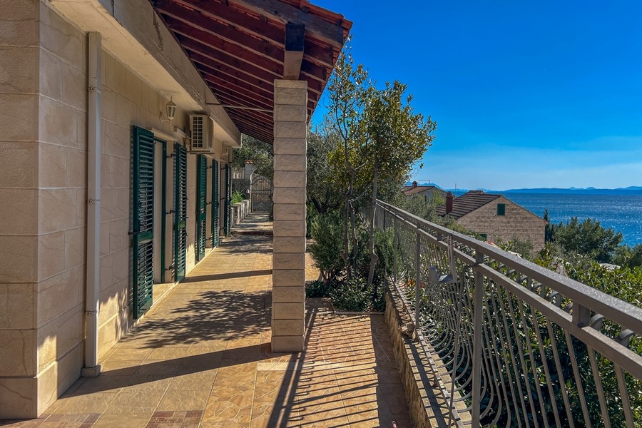 Tengerre néző terasz a ház mentén