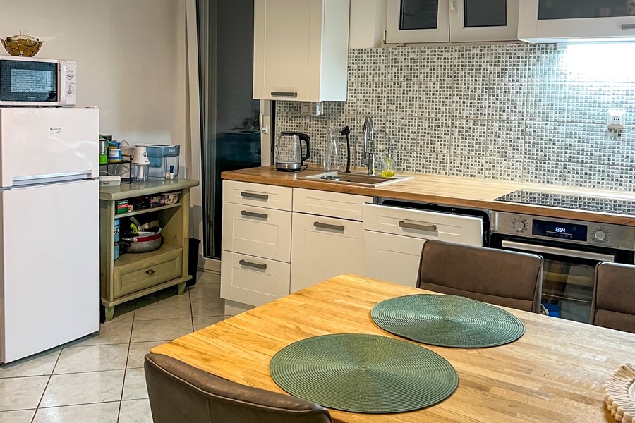 Konyha munkafelülettel és étkezővel