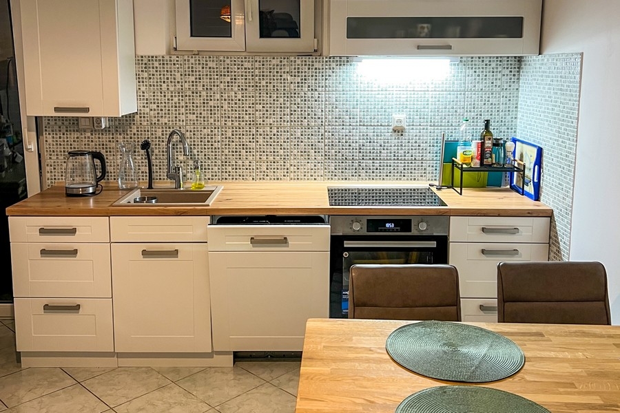 Modern felszerelt konyha főzőlappal és mosogatóval