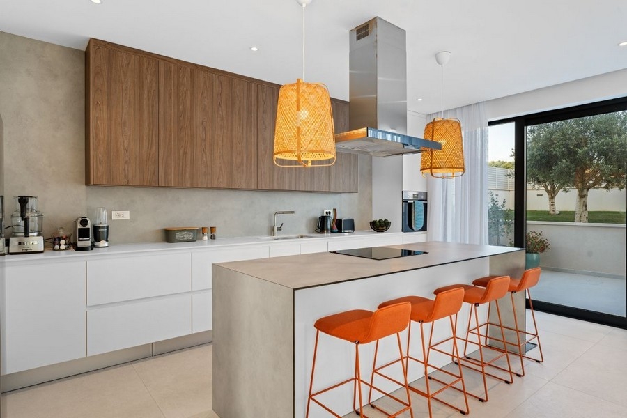 Modern konyha főzőszigettel, minőségi beépített gépekkel