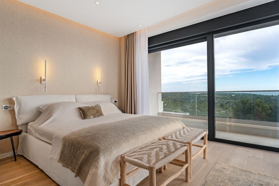 Erkélyes hálószoba, gyönyörű kilátással a vidékre és a tengerre