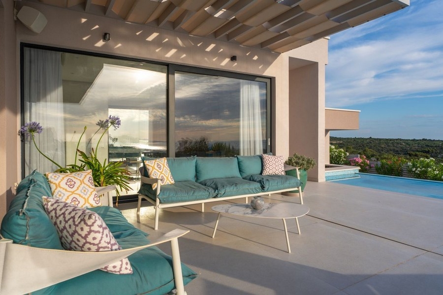 Fedett terasz nappalival, kilátással a medencére és a tengerre