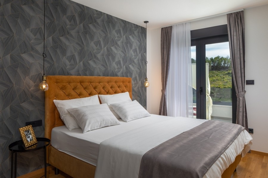 Hálószoba franciaággyal és kijárattal az erkélyre