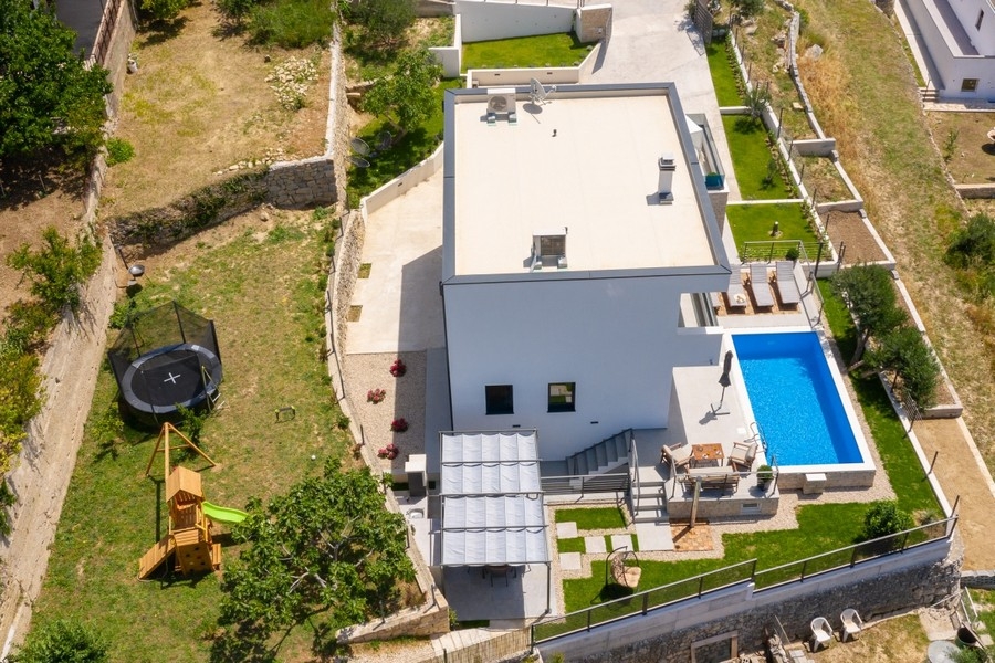 A légi felvétel a modern villa medencével és kerttel Dalmáciában