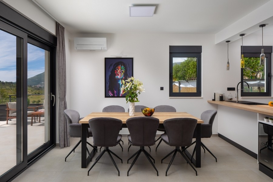 Teraszra nyíló étkező, kilátással a növényzetre