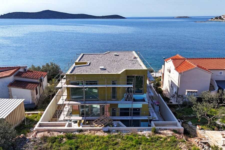 A H3826 villa magas héja közvetlenül a tenger mellett Horvátországban - ingatlanügynök: Panorama Scouting.
