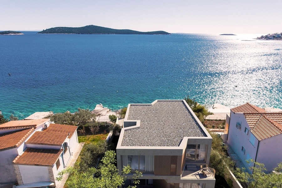 Modern új építésű villa az első sorban a tengerhez Rogoznicában