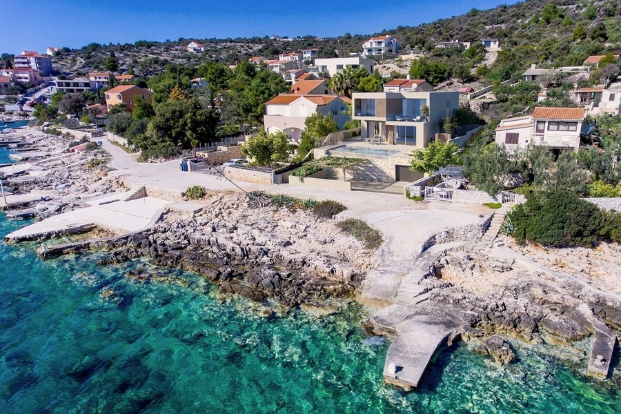 Villa az első sorban a tengerhez, kilátással a Rogoznica melletti tengerpartra