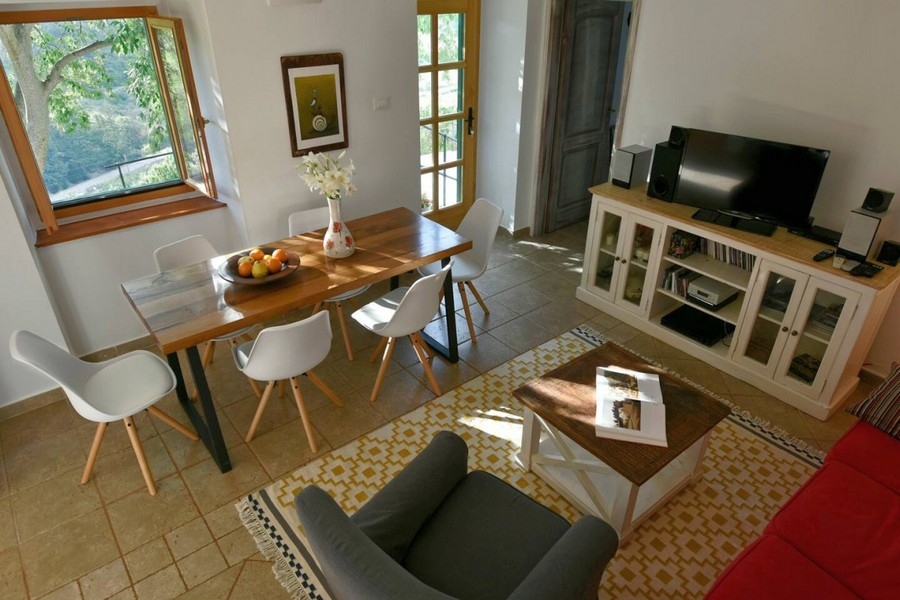 A H3828-as ingatlan gondozott és világos lakóterülete.