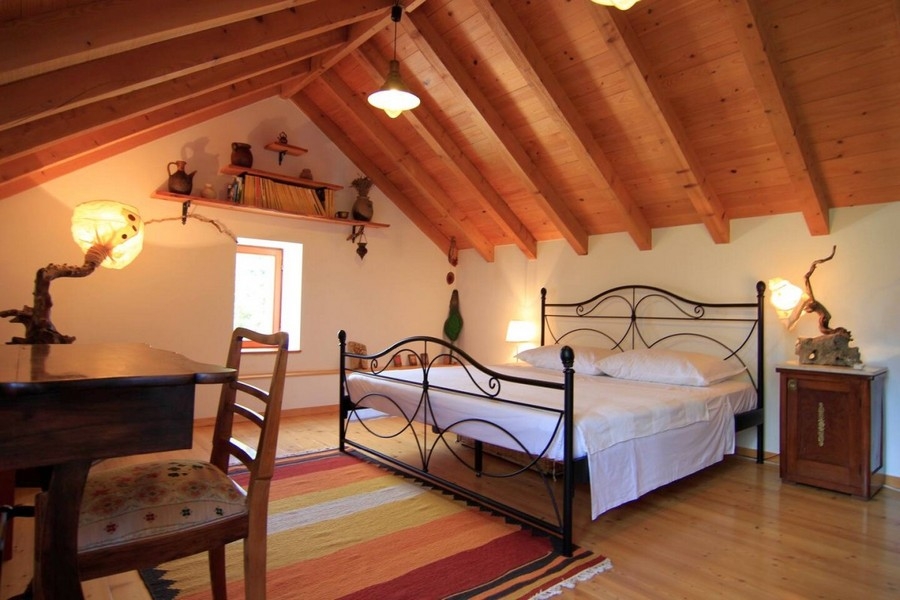 Hálószoba a horvátországi H3828 ház tetőterében.