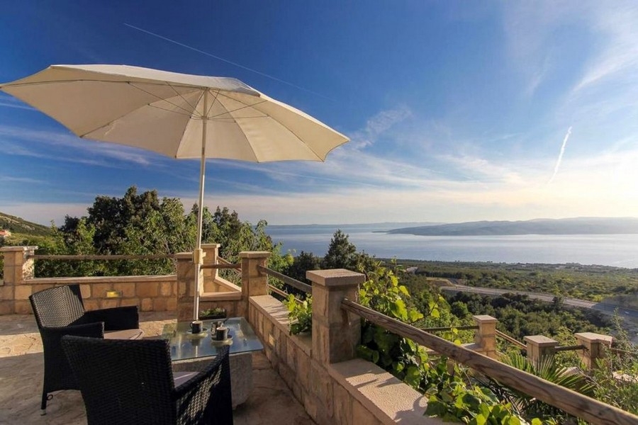 Tengerre néző ház vonzó helyen - H3829 ingatlan.