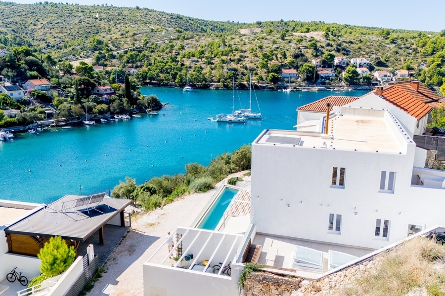 Villa a tenger közelében eladó a horvátországi Bracon.