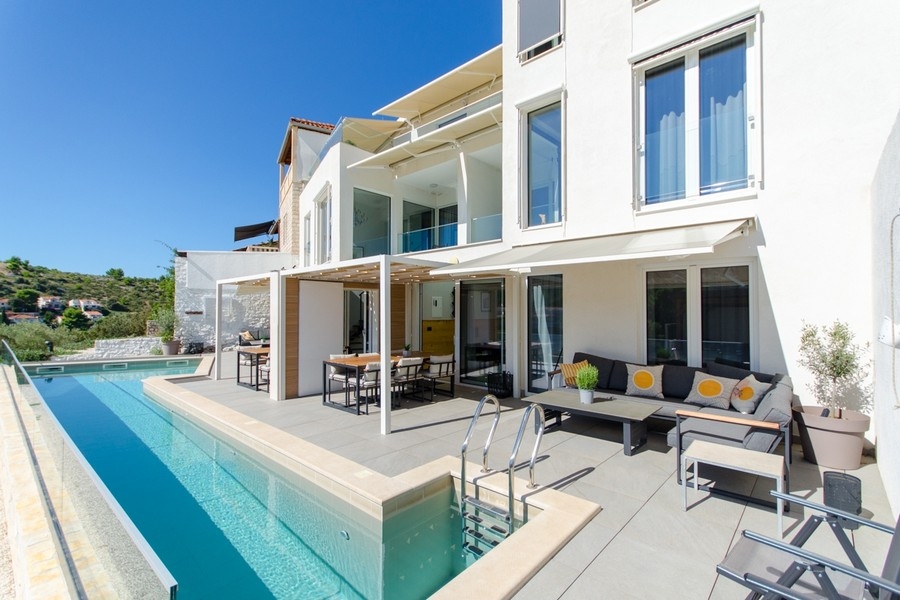 Modern villa medencével és terasszal Bračon