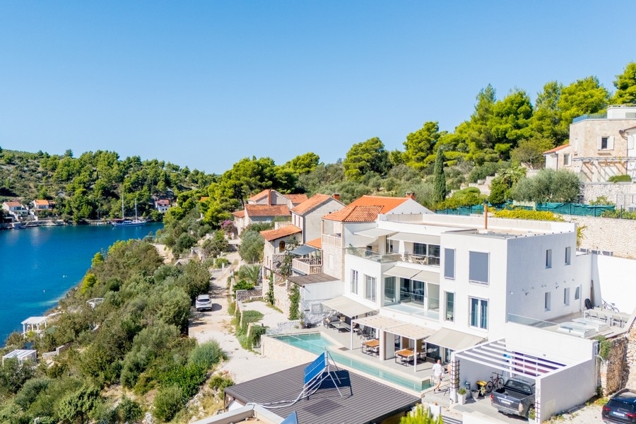 Villa úszómedencével és tengerre néző kilátással a Brač-i Bobovišćában
