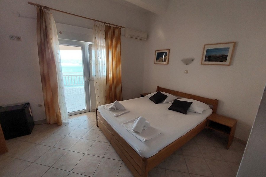 Szállodai szoba erkéllyel és kilátással a tengerre