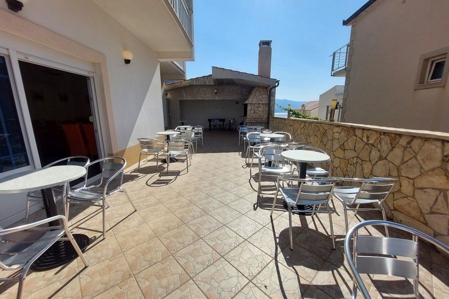 Étterem terasz ülőhellyel